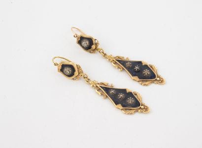 Pair of earrings in yellow gold (750) and...