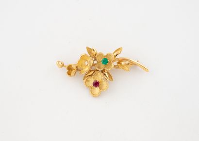 Broche bouquet en or jaune (750) les pétales...