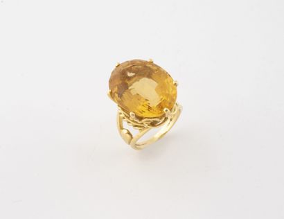 Importante bague en or jaune (750) l'anneau...
