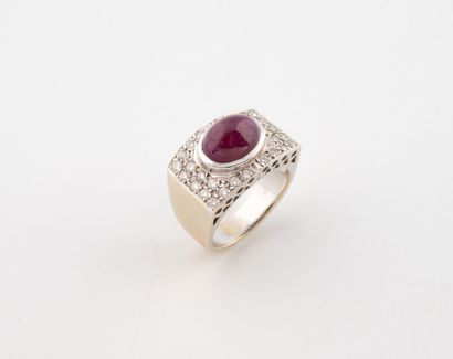 Bague en or blanc (750) le plateau rectangulaire...