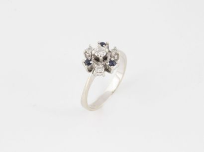 White gold (750) daisy ring set with a brilliant-cut...