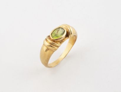 Slightly domed yellow gold (750) ring set...