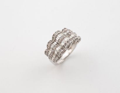 Important ring in white gold (585), the table...