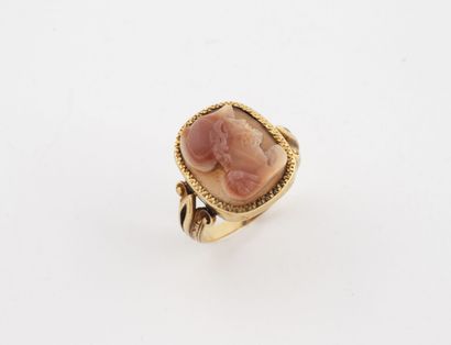 Yellow gold (750) ring set with a cameo on...