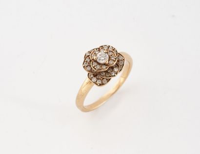 Pink gold (750) ring centered on a flower,...