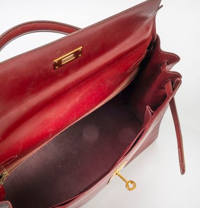 HERMES Paris
32 cm Kelly bag in Hermès red...