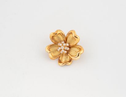Broche fleur en or jaune (750) les pétales...