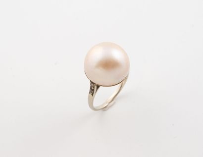 Bague en or gris (750) ornée d'une perle...