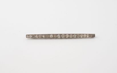 Barrette brooch in platinum (850) set with...
