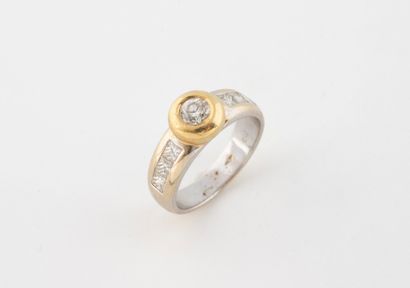 Yellow gold (750) ring set with a brilliant-cut...