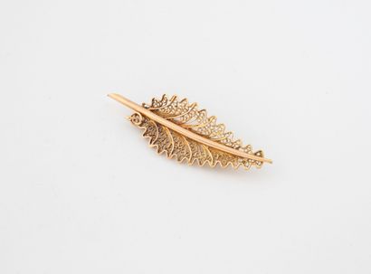 Leaf brooch in yellow gold (750) with filigree...