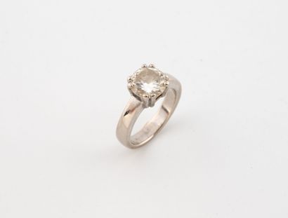 Bague solitaire en or gris (750) ornée d'un...