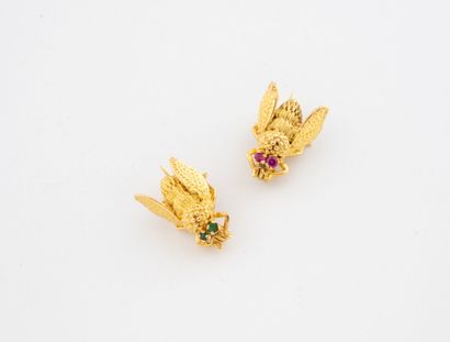 Two bee brooches in yellow gold (750) with...