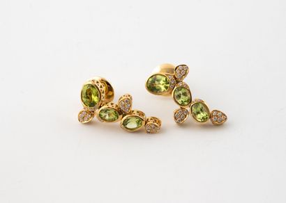 Pair of cluster earrings in yellow gold (750),...