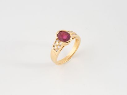 Bague en or jaune (750) ornée d'un rubis...