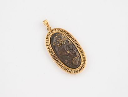 Yellow gold (750) pendant centered on a Japanese...