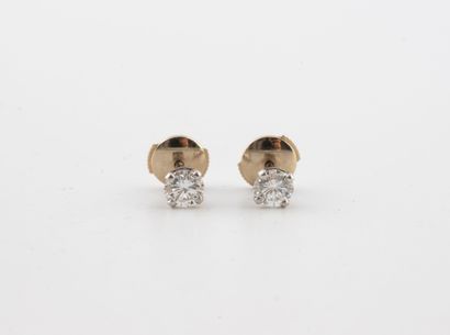 Pair of white gold (750) stud earrings set...