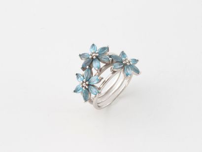 Ring in white gold (750) formed by a triple...
