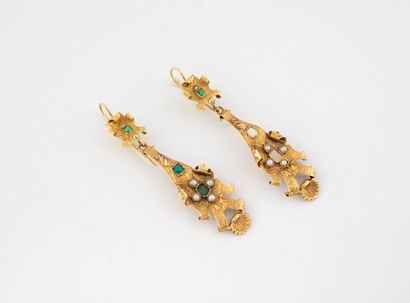 Pair of earrings in yellow gold (750) with...