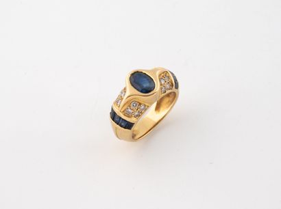 Yellow gold (750) ring centered on a close-set...