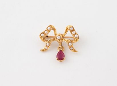 Yellow gold (750) bow brooch set with white...
