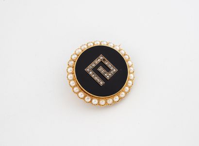 Round brooch in yellow gold (750) featuring...