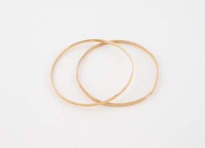 Lot de deux bracelet jonc comprenant : 
-...