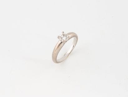 Bague solitaire en or gris (750) centrée...