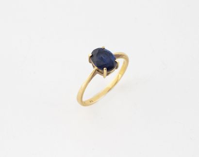 Bague en or jaune (750) sommée d'un saphir...