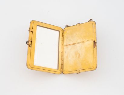 Minaudière en métal doré, le couvercle à...