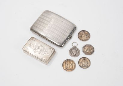 * Boîte à priser rectangulaire en argent...