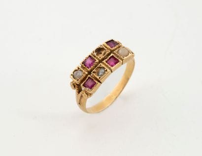 Small yellow gold (750) ring with rectangular...