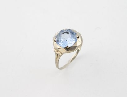 A white gold (750) ring centered with a faceted...