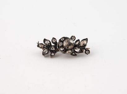 Petite broche à motif d'une fleur et de feuillage...