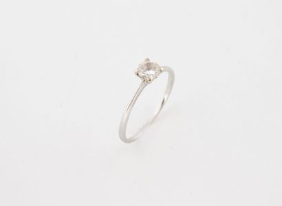 Solitaire ring in white gold (750) set with...
