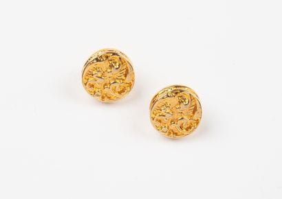 CHANEL, Paris
Deux boutons en métal doré...