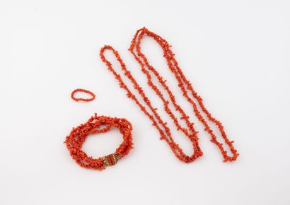 Parure en perles de corail rouge comprenant...