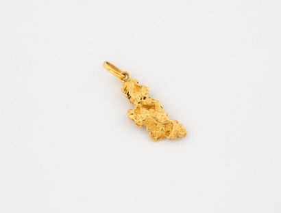Pendentif pépite d'or (750). 
Poids : 7.1...