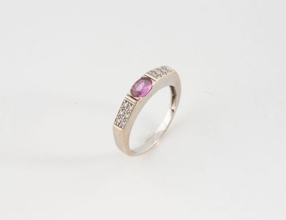 White gold (750) ring set with an oval-cut...