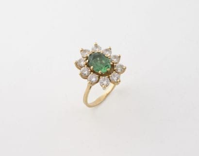 White gold (750) daisy ring set with an oval-cut...