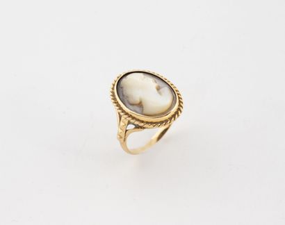Yellow gold (750) ring set with an oval cameo...