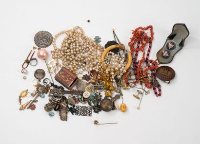 Lot of metal costume jewelry.
As is.