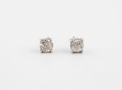 Paire de puces d'oreilles en or gris (750)...