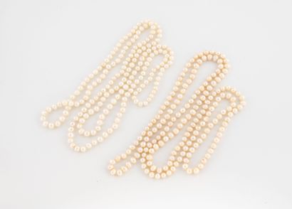 Lot de deux sautoirs en perles de culture.
Long....
