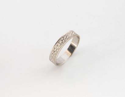 Wedding band in white gold (750) with engraved...