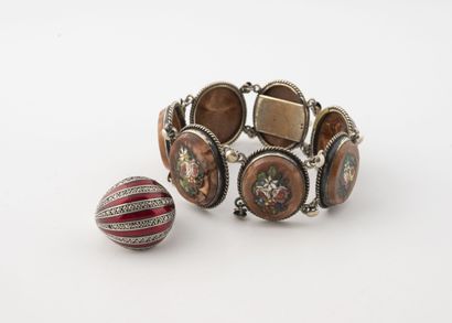 Lot of silver jewelry including :
A silver...