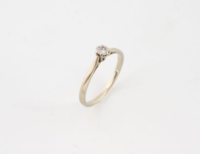 Solitaire ring in white gold (750) set with...
