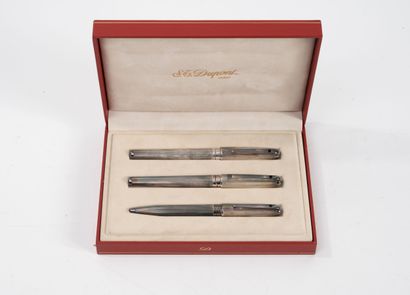 ST DUPONT 
Parure de trois stylos en métal...