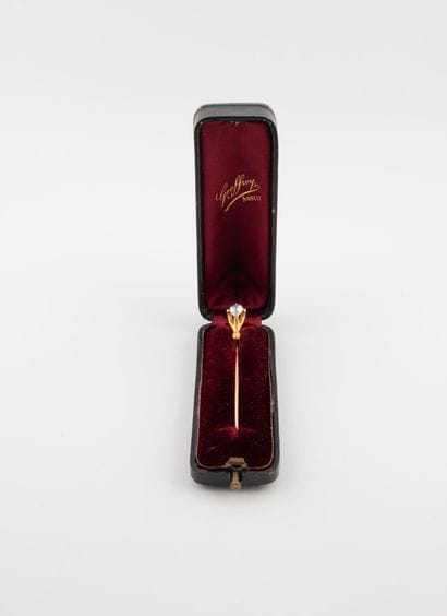 Yellow gold (750) tie pin with a bird of...