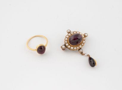 Lot including : 
- A yellow gold (750) brooch...